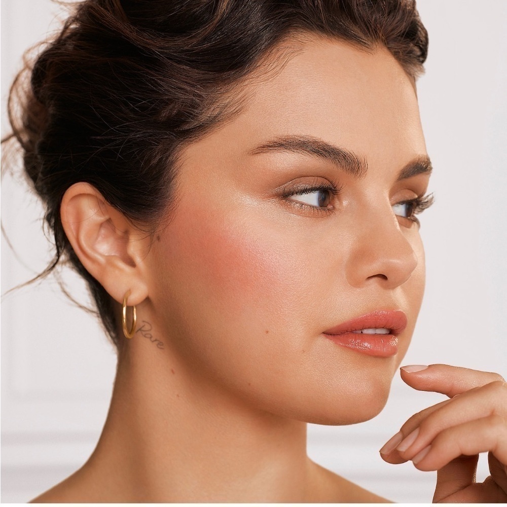 RARE BEAUTY BY SELENA GOMEZ- Positive Light Liquid Luminizer Highlight - Picture 4 of 8